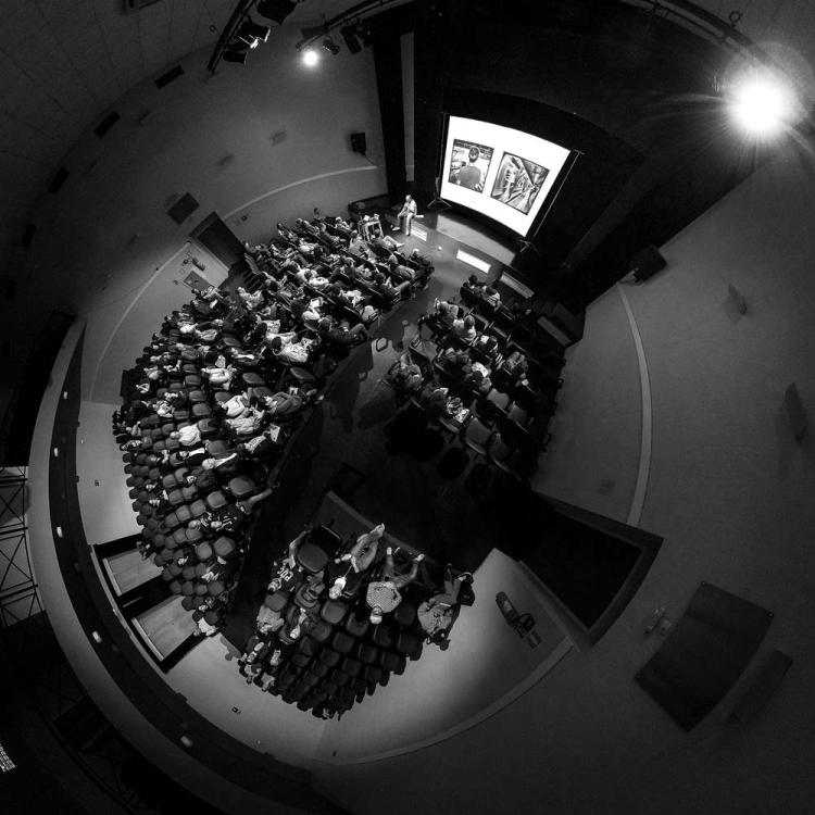 O olhar do fotografo Dirceu Cavalheiro durante a palestra de Alexandre Urch na 6ª Semana de Fotografia de São Caetano do Sul