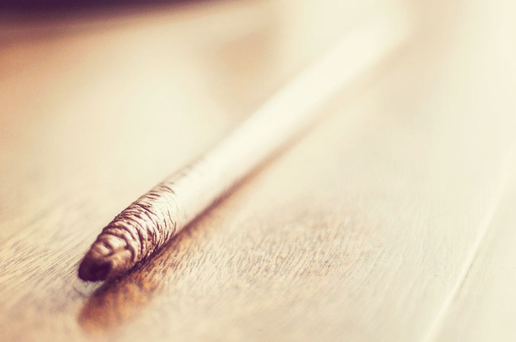 Baqueta cheia de marcas de uso que ganhei de um amigo a muitos anos. "Guarde para quando eu for famoso" ele disse e é claro que nem ele seguiu com a música, acabou indo estudar Biomedicina, nem eu que acabei me tornando fotografo.